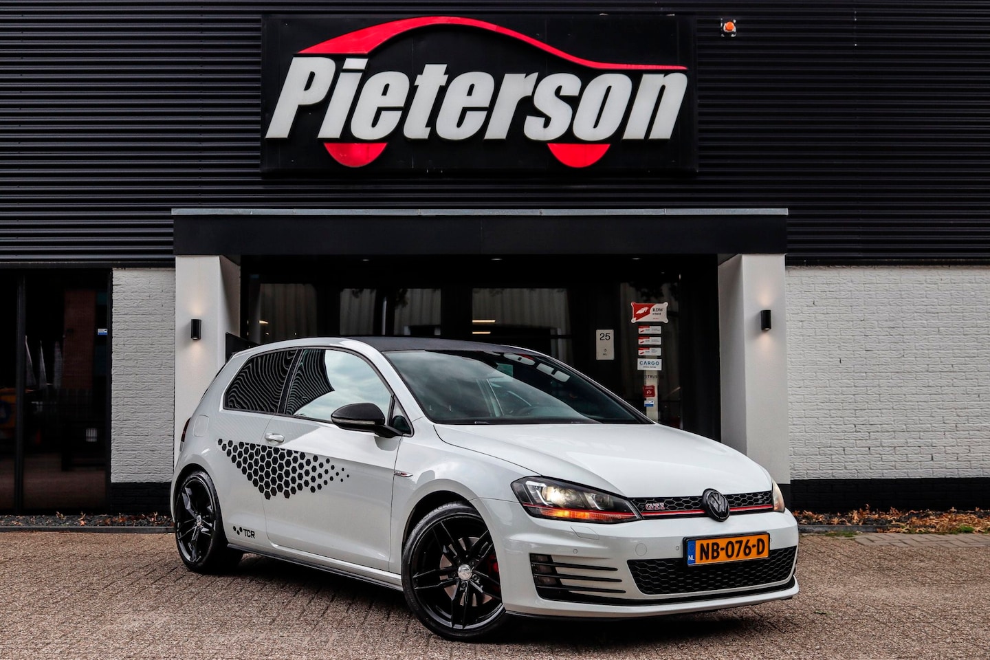 Volkswagen Golf - 2.0 TSI GTI CRUISE XENON SENSOREN - AutoWereld.nl