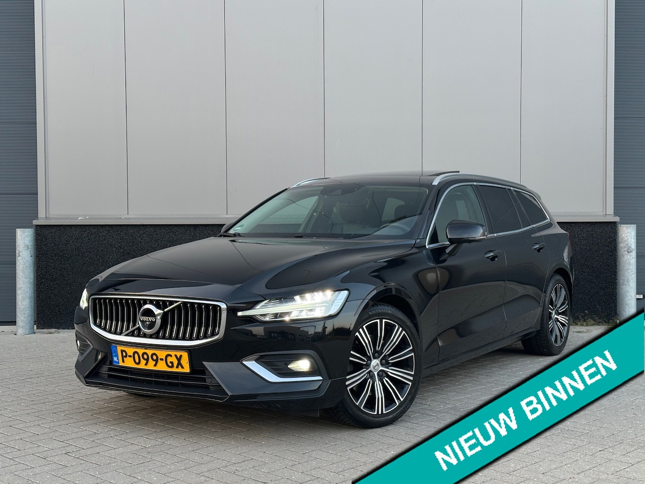 Volvo V60 - 2.0 B3 R-Design Pano Trekhaak 360 camera Leer Memory - AutoWereld.nl