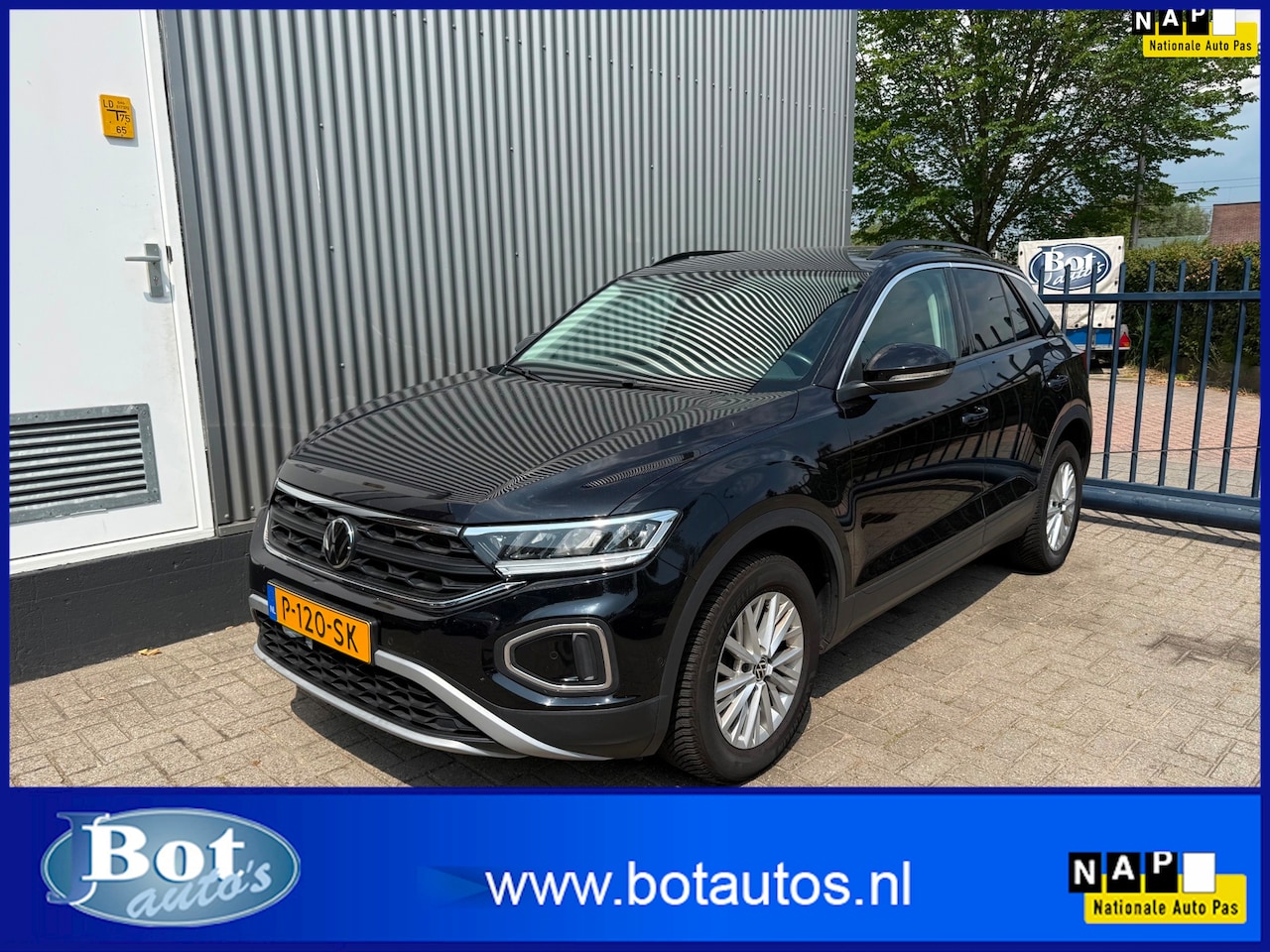 Volkswagen T-Roc - 1.5 TSI Life / AUTOMAAT / NAVIGATIE / CAMERA / CRUISE / DIGITAL COCKPIT / NL-AUTO / PARKEE - AutoWereld.nl