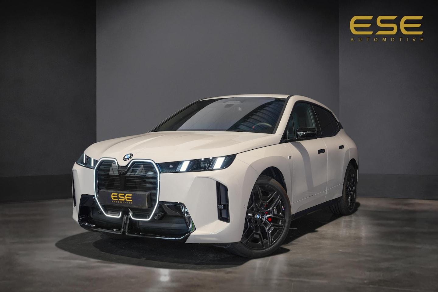 BMW iX - xDrive M70 112 kWh | Suite Amido | Snelwegassistent* | 22 kW | 22'' 1027M | Harman/kardon - AutoWereld.nl
