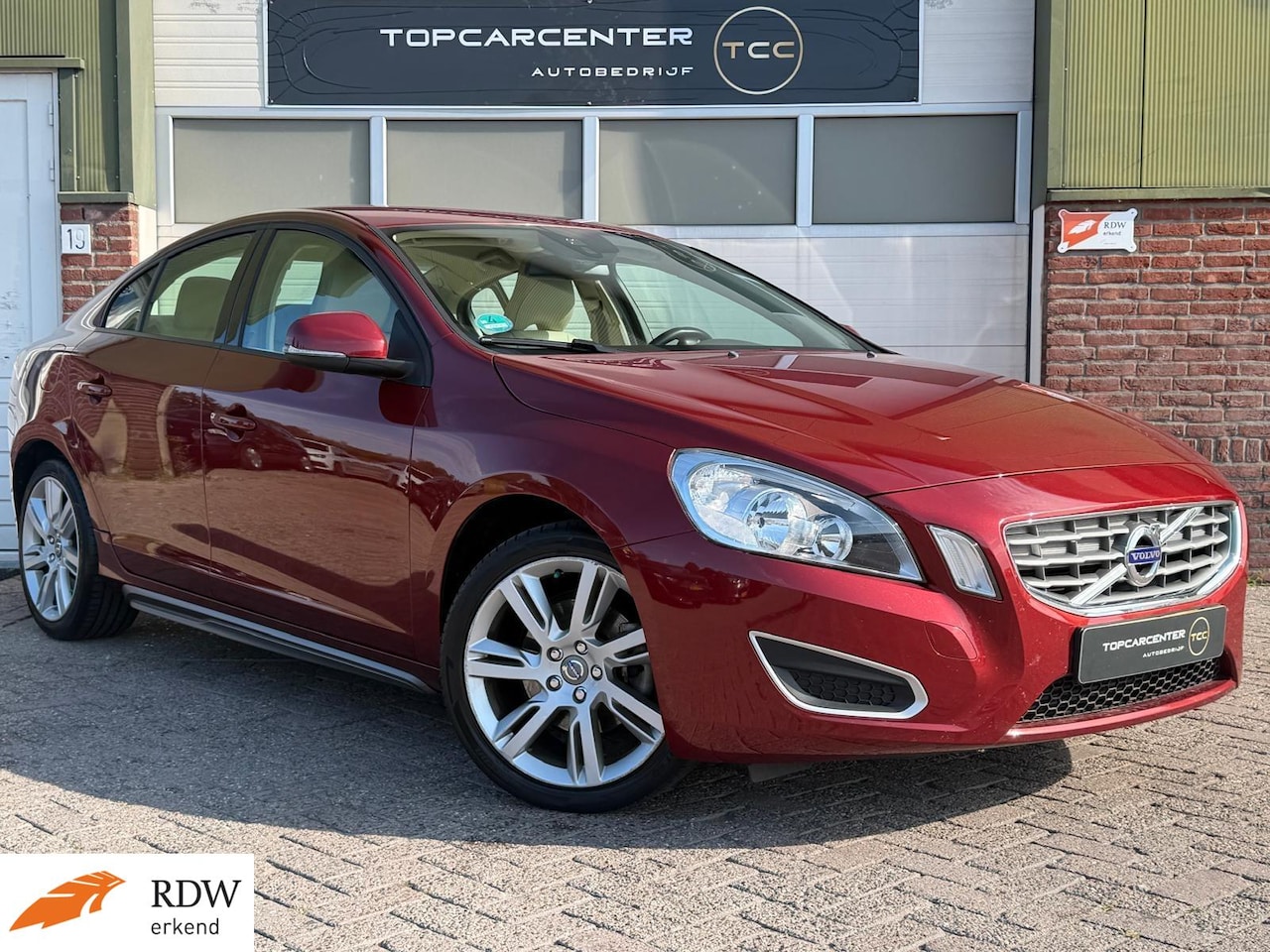 Volvo S60 - 1.6 D2 Summum/AIRCO/TREKH/NAVI/LEER/CRUISE/APK - AutoWereld.nl