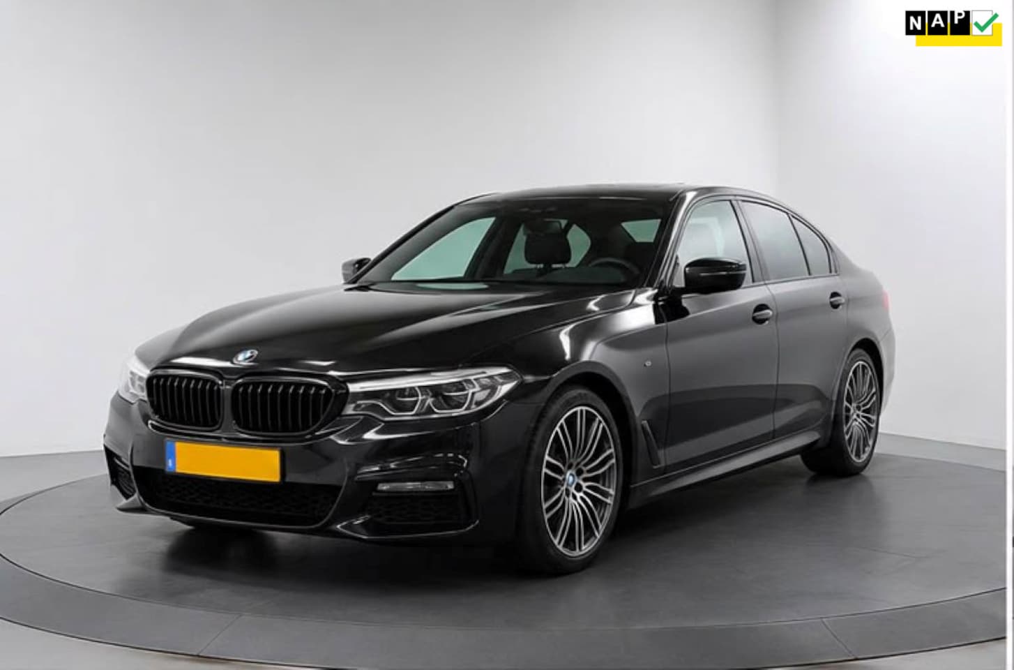 BMW 5-serie - 530i High Executive|M-pakket|Keyless|Memory|Stoelverwarming|19''Inch - AutoWereld.nl