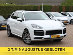 Porsche Cayenne - 3.0 E-Hybrid / Trekhaak / Panoramadak / 360Camera / Luchtvering / 21'' / Bose / Sportdesig