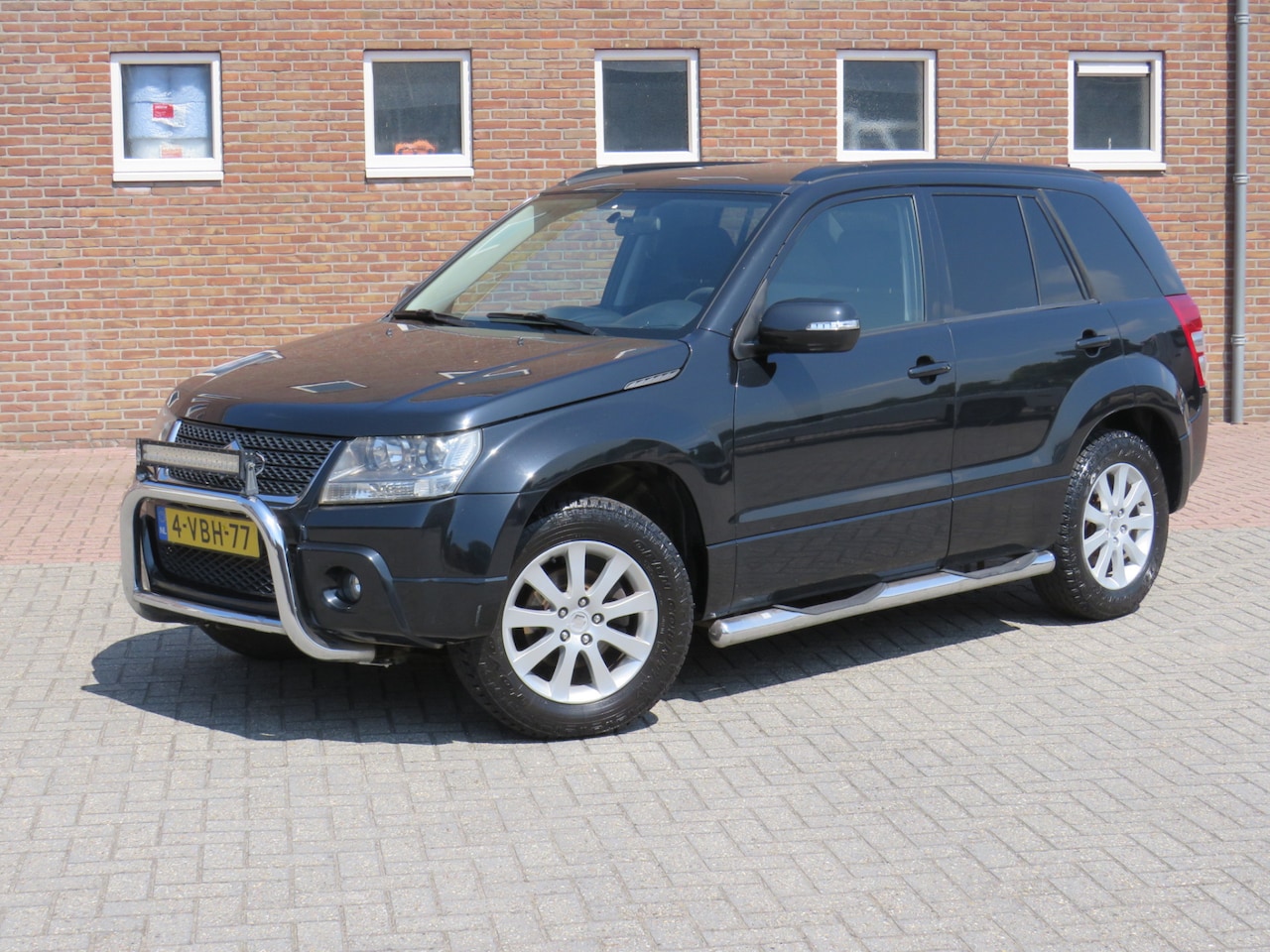 Suzuki Grand Vitara - 1.9 Exclusive VAN 4x4 Grijs Kenteken * Trekhaak * Climate Control * Lichtmetalen velgen * - AutoWereld.nl