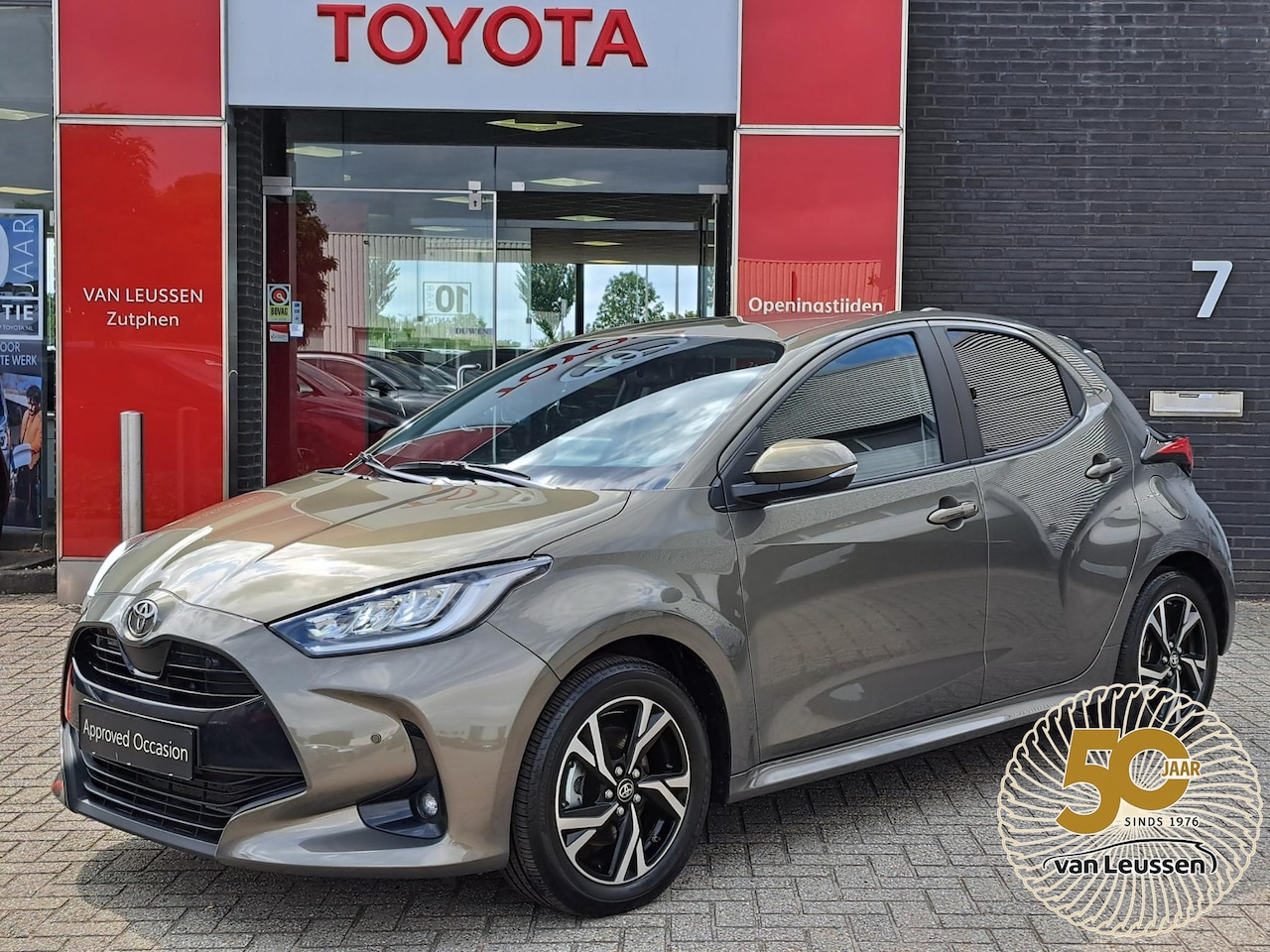 Toyota Yaris - 1.5 Hybrid 115 First Edition PARKEERSENSOREN VOOR+ACHTER STUUR+STOELVERWARMING CAMERA ADAP - AutoWereld.nl