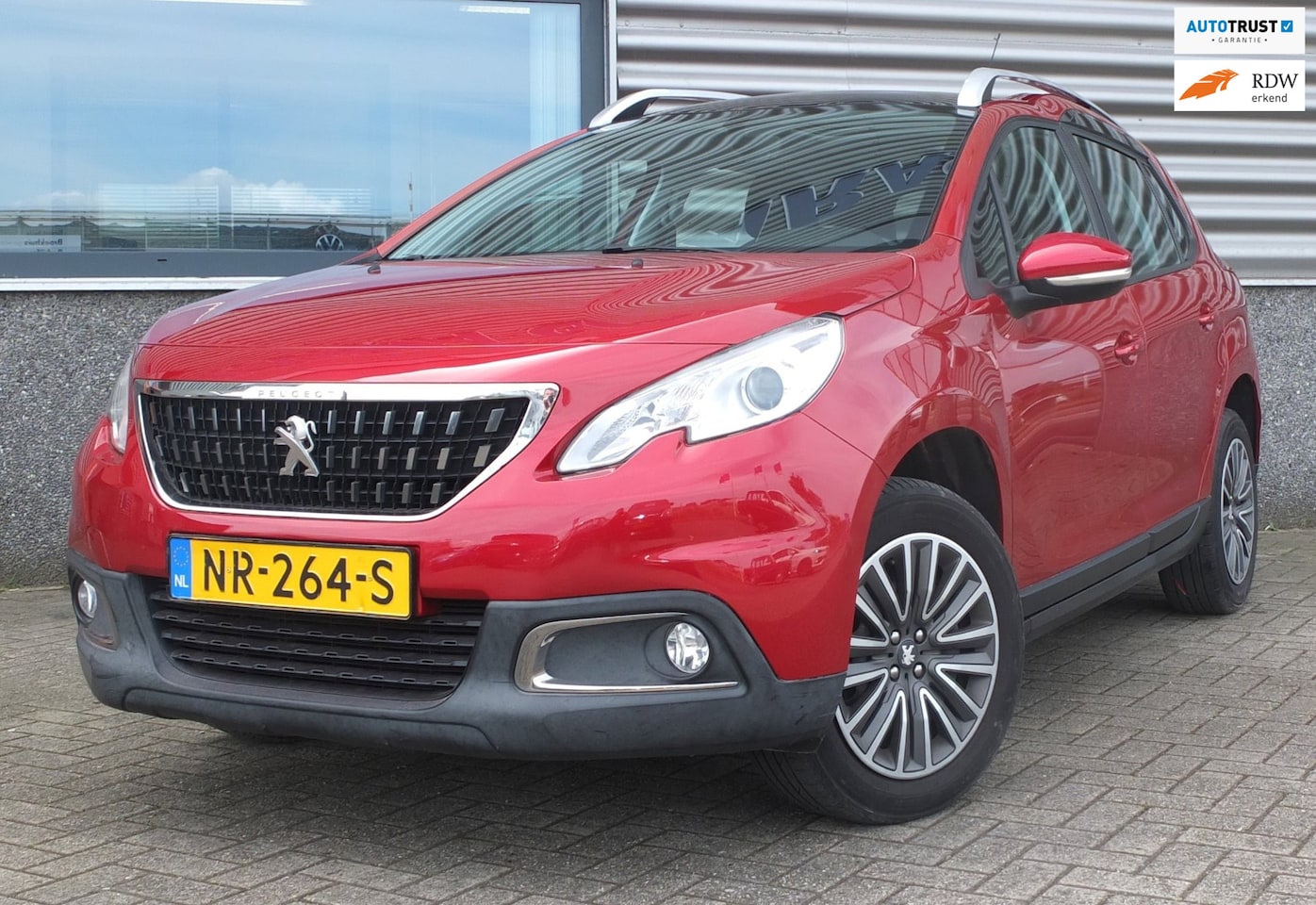Peugeot 2008 - 1.2 Blue Lion| Glazen dak | 100% Onderhouden | SUV | Carplay |113.461 KM - AutoWereld.nl