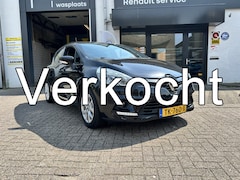 Renault Clio - 0.9 TCe Limited | PARKEERSENSOREN | NAVIGATIE | BLUETOOTH | AFNEEMBARE TREKHAAK |