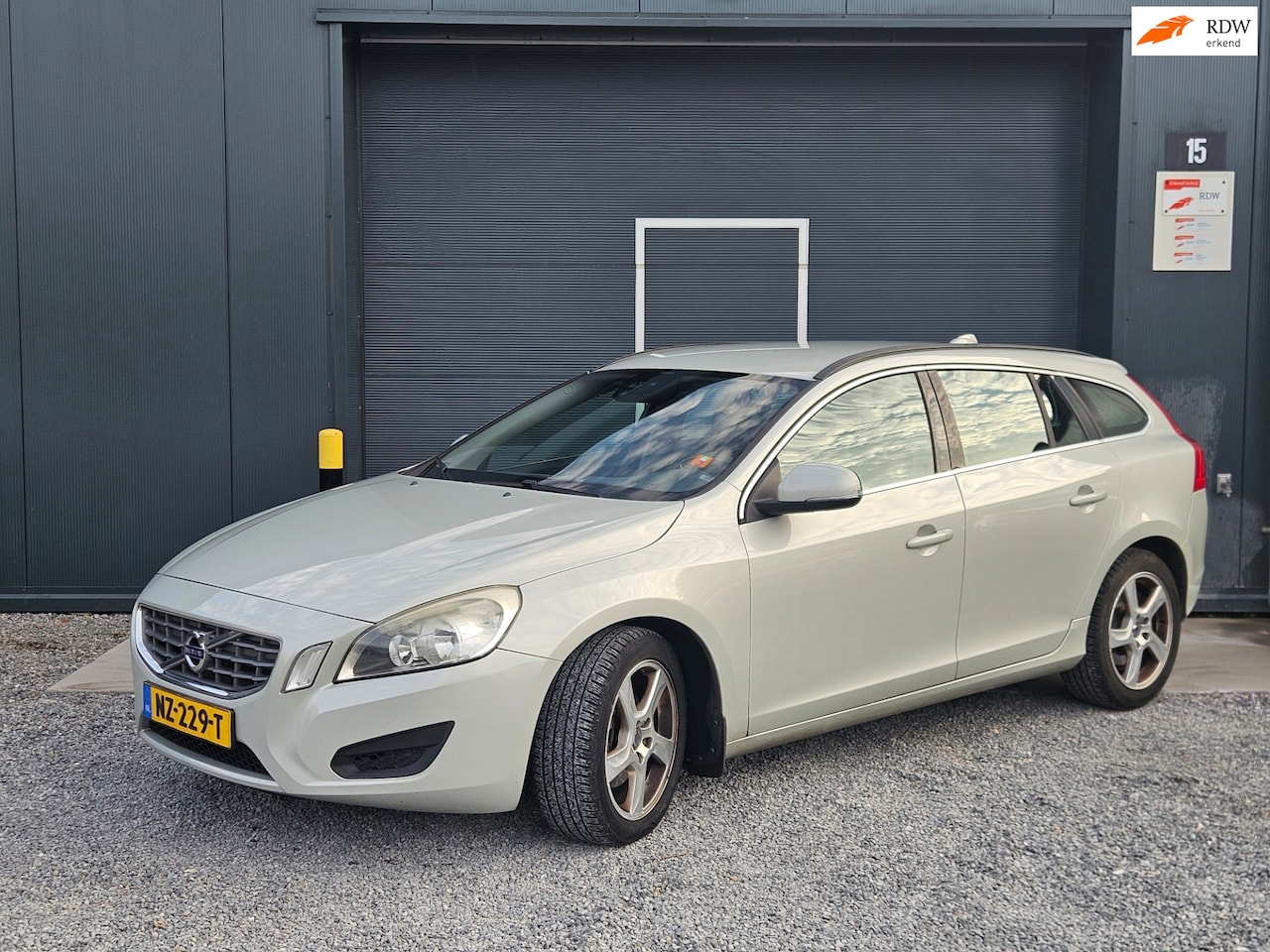 Volvo V60 - 1.6 DRIVe Summum 1.6 DRIVe Summum - AutoWereld.nl