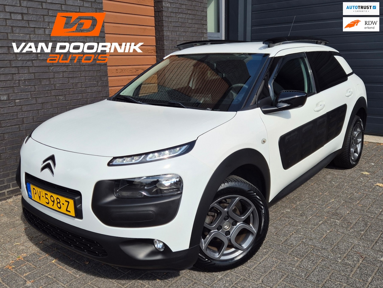 Citroën C4 Cactus - 1.2 PureTech Shine 1e Eigenaar!/Navigatie/Parkeercamera/Trekhaak - AutoWereld.nl