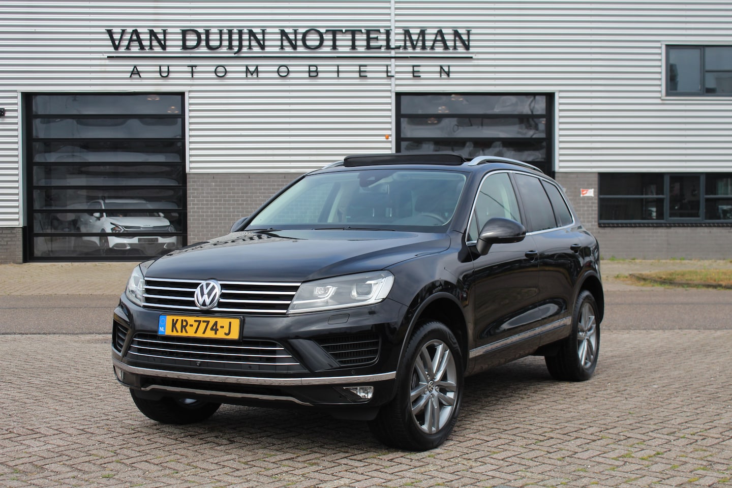 Volkswagen Touareg - 3.0 TDI Highline / Panoramadak / Luchtvering - AutoWereld.nl