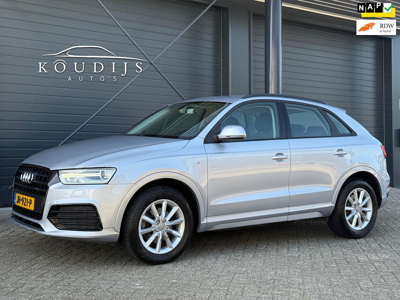 Audi Q3 - 1.4 TFSI CoD 1.4 TFSI CoD, S-line, Bi-Xenon, PDC, Elektrisch klep, Trekhaak, Zeer netjes - AutoWereld.nl