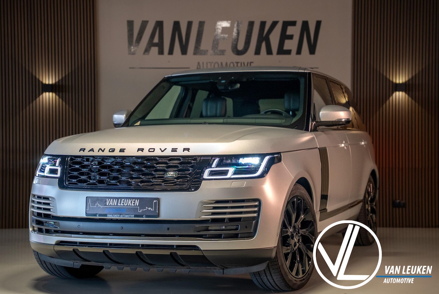 Land Rover Range Rover - P400e Vogue Black SVO Premium Palette Silver - AutoWereld.nl