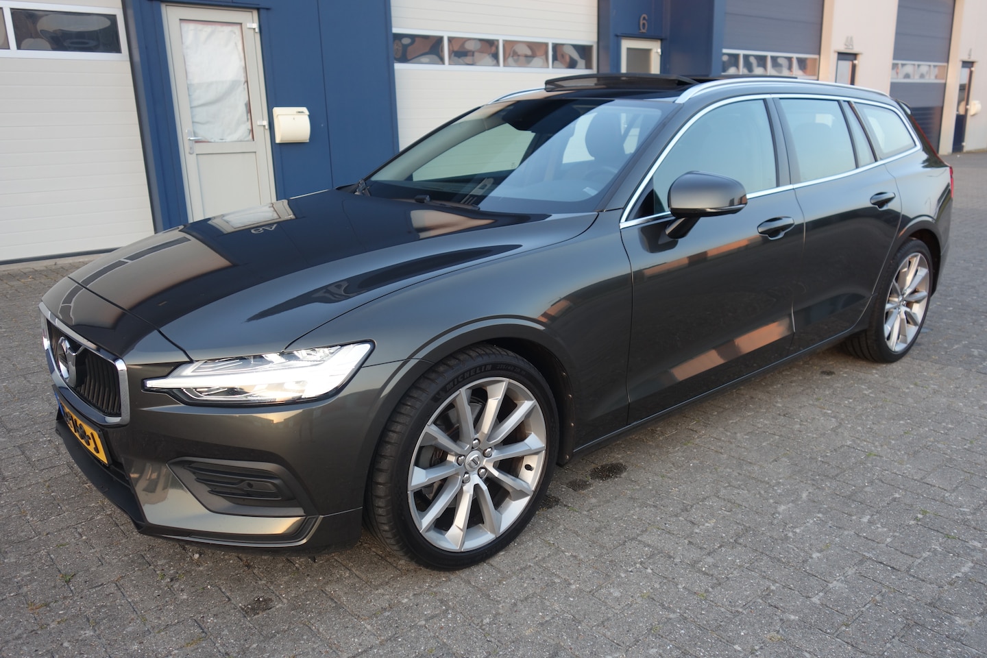 Volvo V60 - 2.0 T4 Momentum Pro - AutoWereld.nl