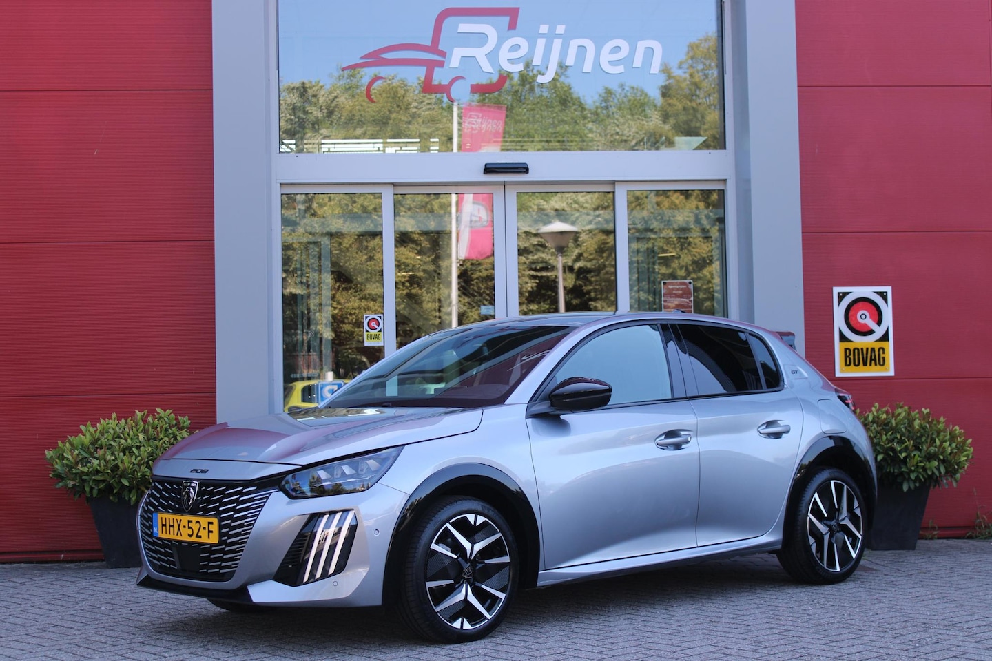 Peugeot 208 - 1.2 Hybrid 145PK AUTOMAAT GT | CAMERA VOOR + ACHTER | NAVIGATIE | DRAADLOZE APPLE CARPLAY/ - AutoWereld.nl