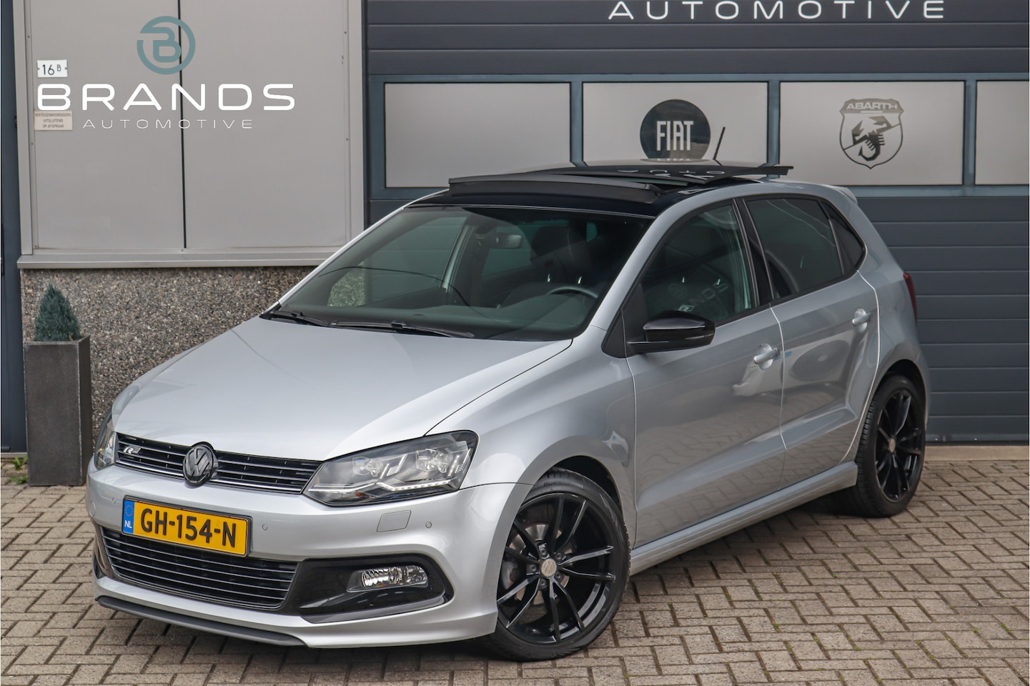 Volkswagen Polo - 1.2 TSI R-Line Pano Navi Alarm LED Sportuitlaat - AutoWereld.nl