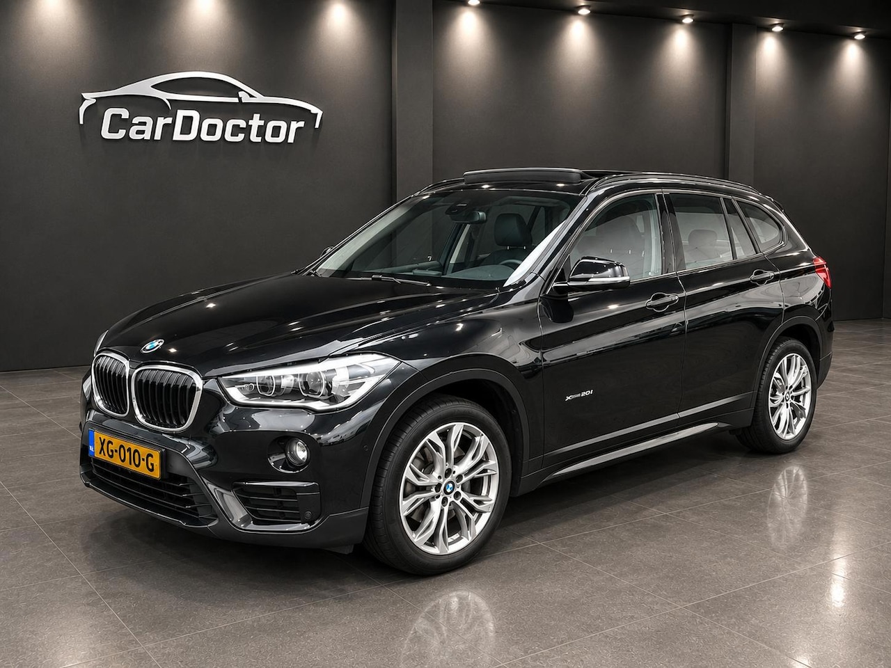 BMW X1 - XDrive20i High Executive - NW APK - HEADUP DISPLAY - PANORAMADAK - - AutoWereld.nl