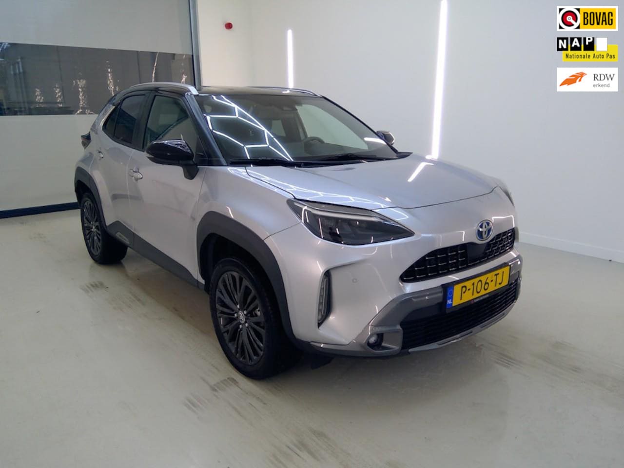 Toyota Yaris Cross - 1.5 Hybrid Adventure+Led+Leder+Navigatie+JBL-Sound+camera+stoel+verw+18"Lmv+cruise = UNIEK - AutoWereld.nl
