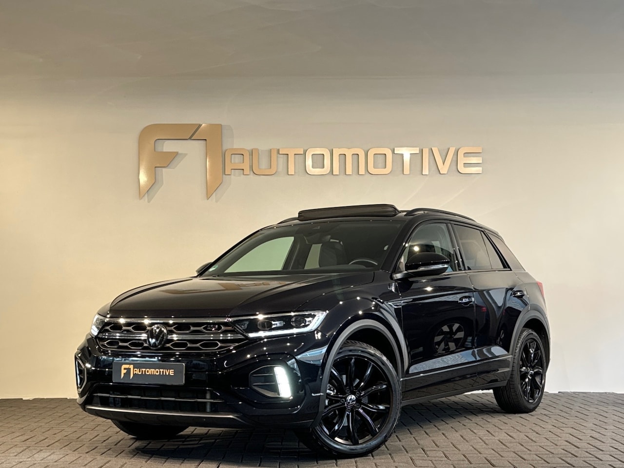 Volkswagen T-Roc - 1.5 TSI R-Line Pano|IQ|Keyles|CarPlay|Sfeer - AutoWereld.nl