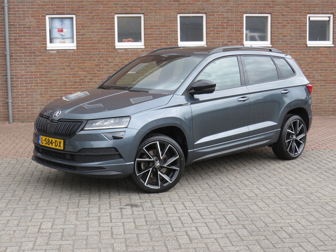 Skoda Karoq - 1.5 TSI 150Pk ACT Sportline Business DSG * Rijklaarprijs incl. garantie * Panoramadak * Tr - AutoWereld.nl