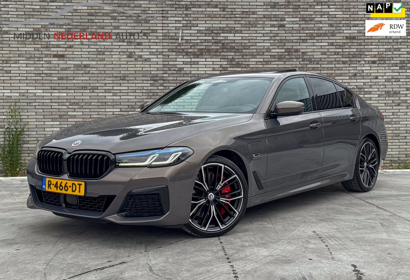 BMW 5-serie - 545e xDrive * INIVIDUAL * HUD * ACHTER AS STUURING * M PAKKET * PANORAMA * - AutoWereld.nl