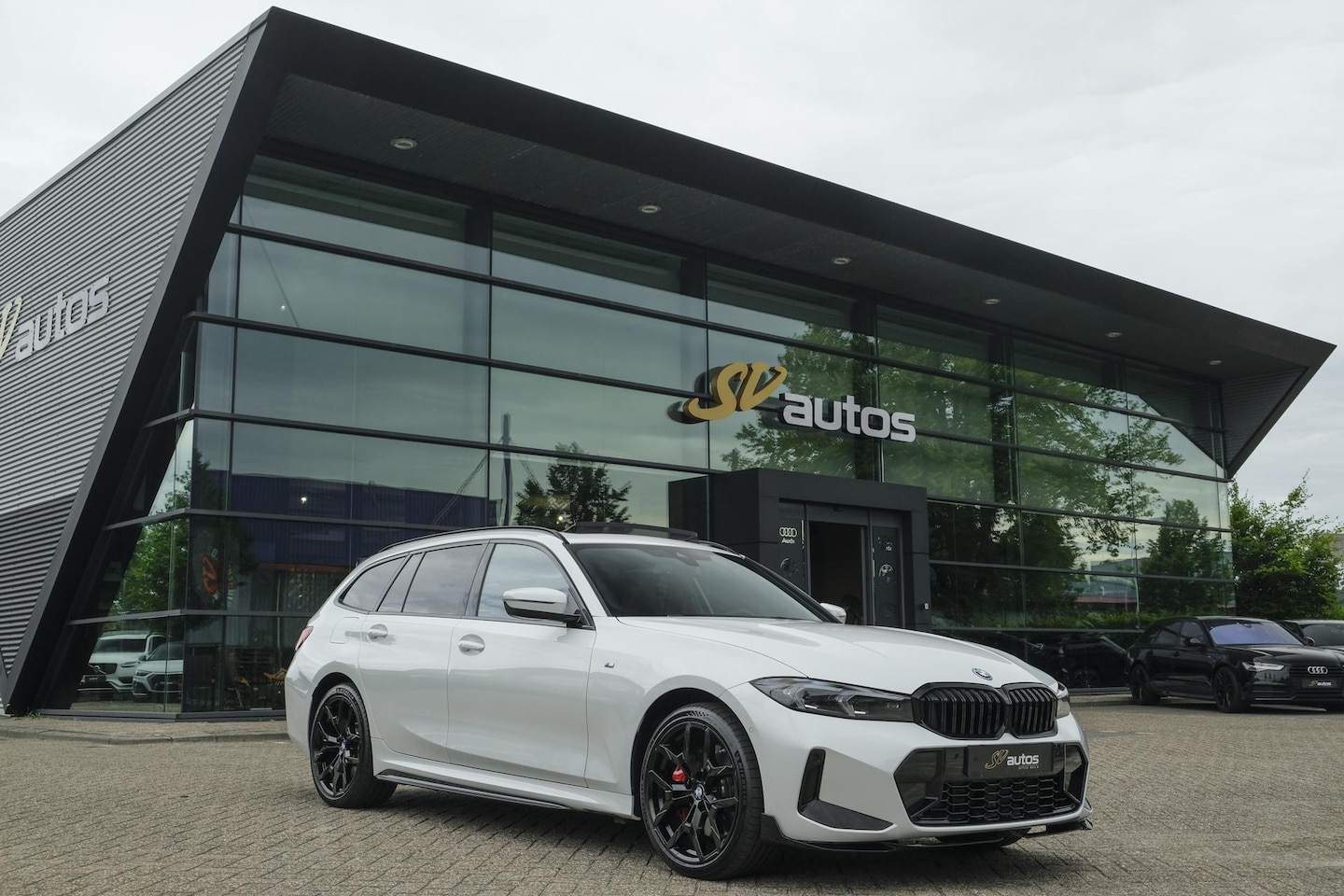 BMW 3-serie Touring - 330e xDrive M-sport M3 stoelen Panoramadak *SOH 98%* Memory *BTW* Black pack NLauto 19" LM - AutoWereld.nl