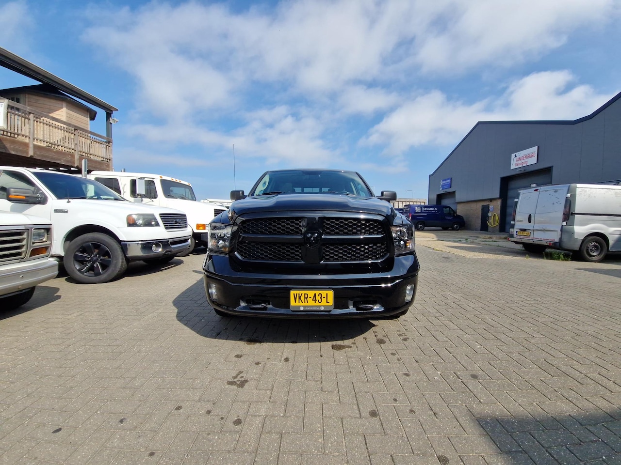 Dodge Ram 1500 - 5.7 V8 4x4 Crew Cab 5'7 benzine en lpg onderbouw - AutoWereld.nl