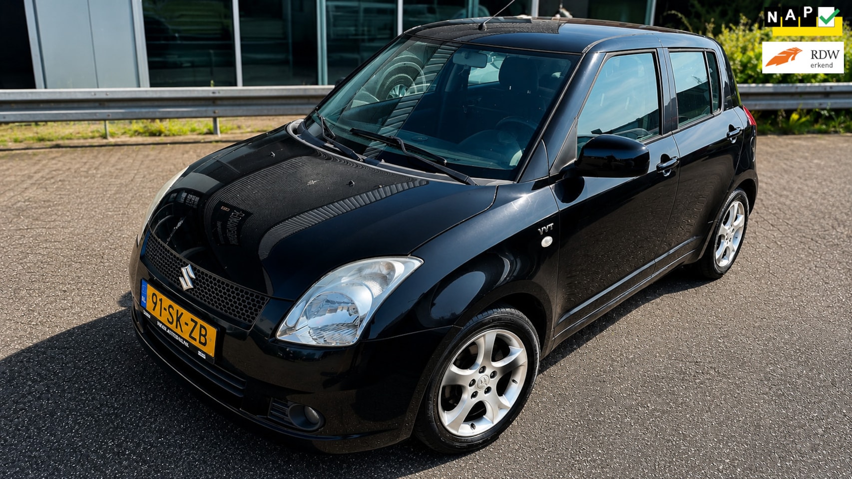 Suzuki Swift - 1.5 Exclusive 5-deurs Airco LM-Velgen Zwart Key-less start Elec pakket APK NAP - AutoWereld.nl