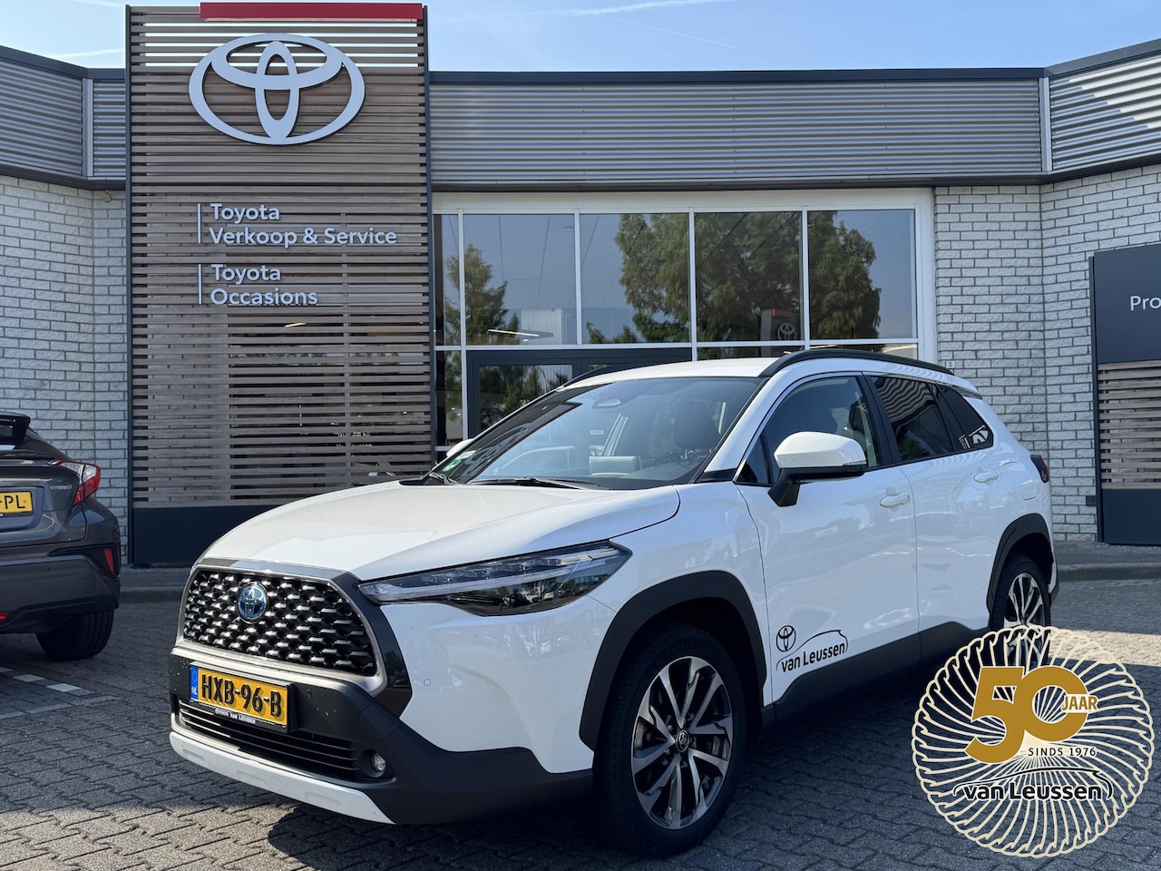 Toyota Corolla Cross - HYBRID 140 STYLE STOEL/STUURVERW BLIND-SPOT NAVI APPLE/ANDROID EL-ACHTERKLEP 18" LM-VELGEN - AutoWereld.nl