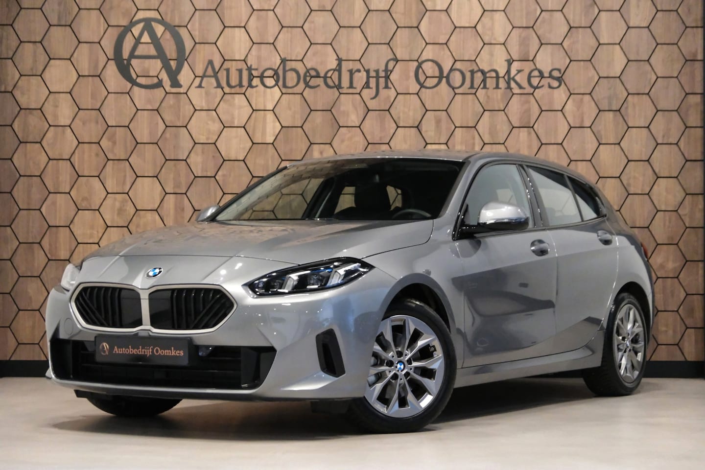 BMW 1-serie - 120i HYBRID NW MODEL *Sportpakket* Sportleder/Navi/Camera/Apple Carplay - AutoWereld.nl