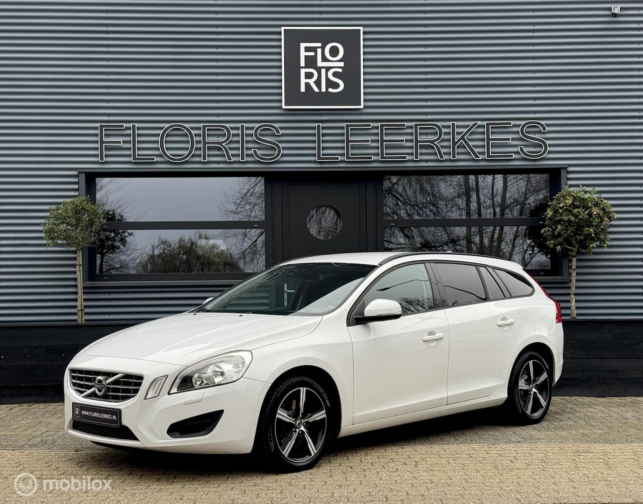 Volvo V60 - 1.6 T4 | Automaat | Navigatie | Cruise | 180 PK ! - AutoWereld.nl