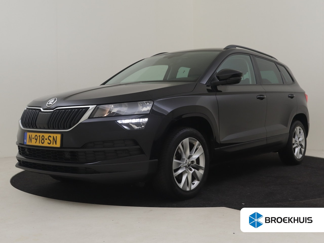 Skoda Karoq - 1.0 TSI Business Edition 110Pk | 1e eigenaar |Trekhaak uitklapbaar | Parkeer sensoren voor - AutoWereld.nl
