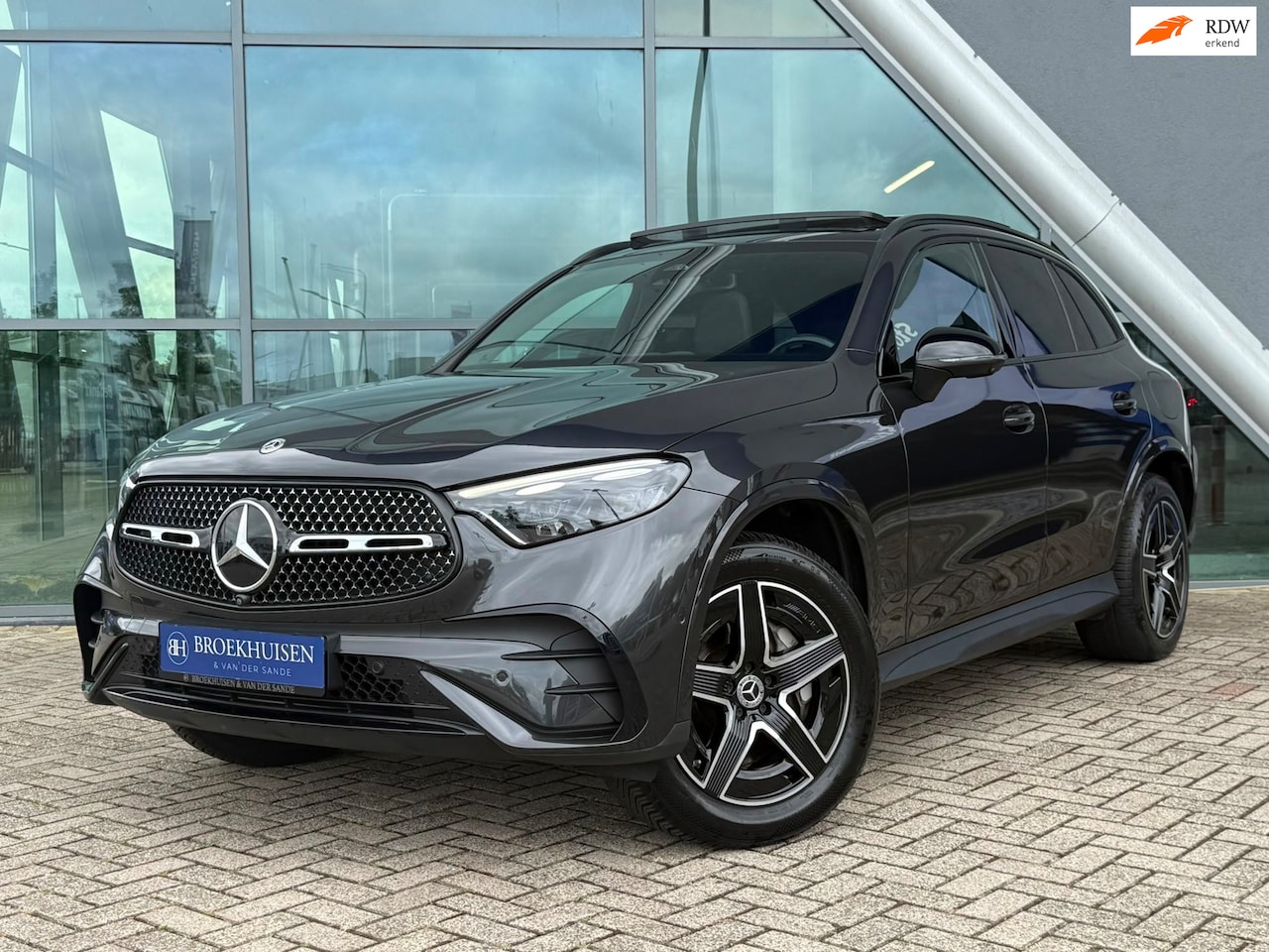 Mercedes-Benz GLC-klasse - 300e 4MATIC AMG Line Night Pack / Panoramadak / 360 Camera / Trekhaak - AutoWereld.nl