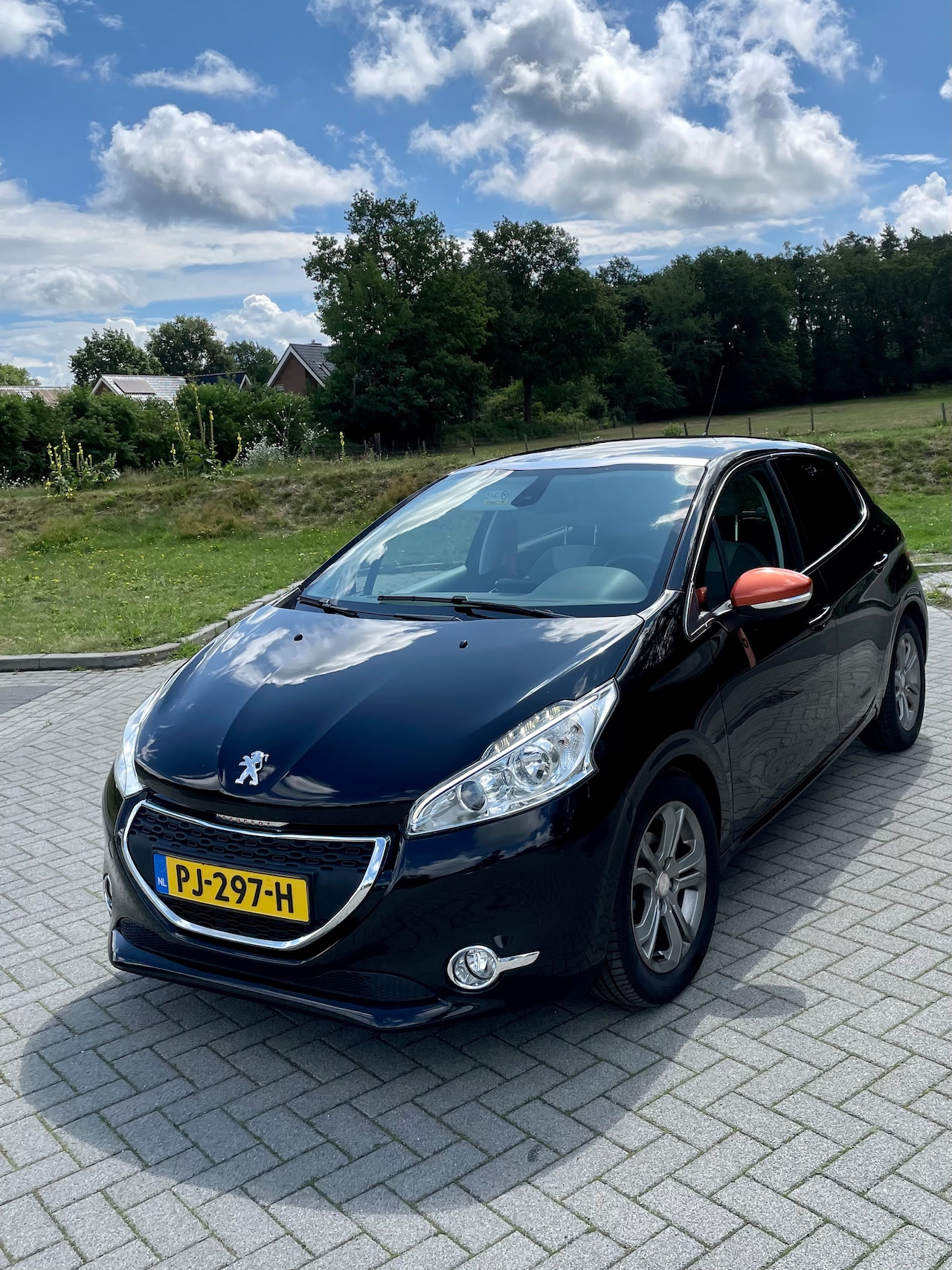 Peugeot 208 - 1.6 Vti Roland Garros Peugeot 208 1.6 VTi Roland Garros | pano | CarPlay | leder | pdc | lmv | zeer compleet ond - AutoWereld.nl