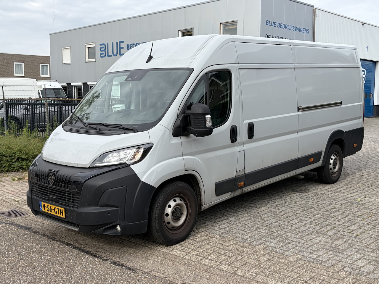 Peugeot Boxer - 2.2 BlueHDi 180PK Euro6 L4H2 3.5t Zwaar ✓ 3-zits ✓ Trekhaak 3.000 KG ✓ dubbele schuifdeur - AutoWereld.nl