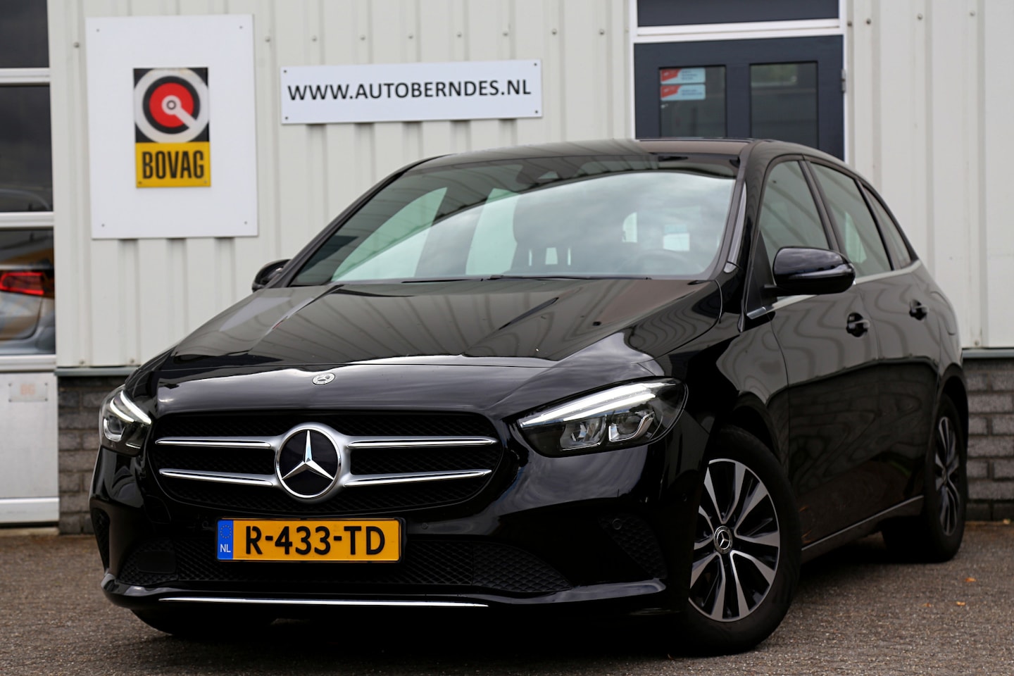 Mercedes-Benz B-klasse - 180 Premium*Perfect Onderh.*Elek. Trekhaak/Half Leder/Stoelverw./DAB/Navi/Apple Carplay-An - AutoWereld.nl
