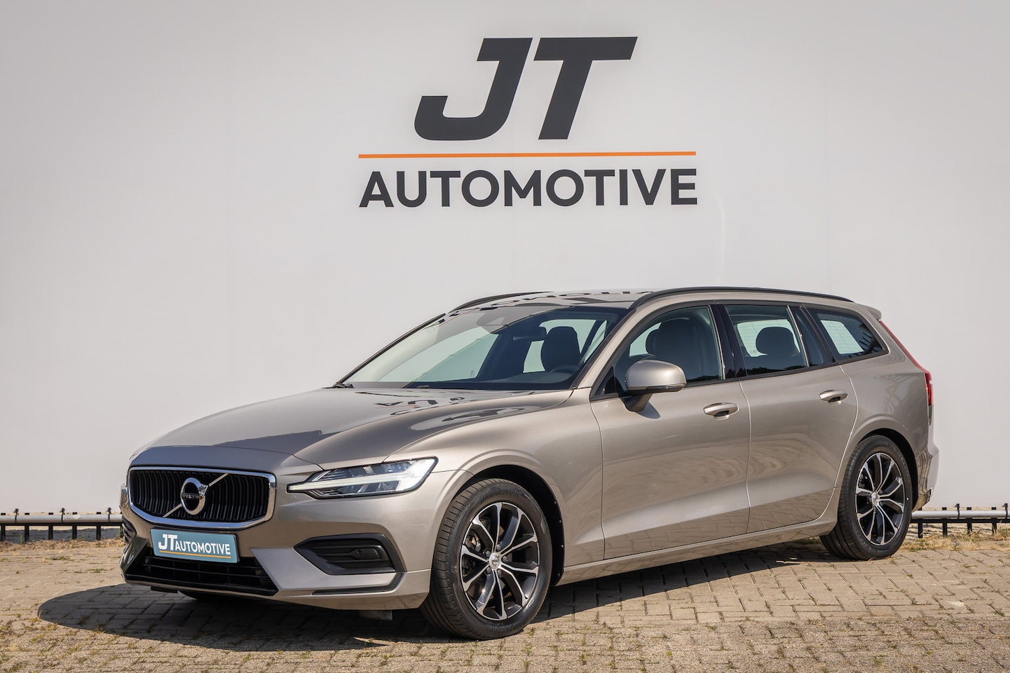 Volvo V60 - 2.0 B3 momentum advantage nlauto trekhaak | camera | pdc | ledere bekleding | adaptive cru - AutoWereld.nl