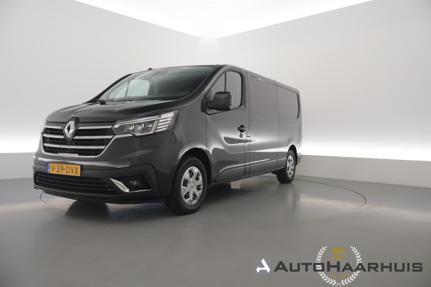 Renault Trafic - 2.0 dCi 130pk L2H1 Work Edition | Airco | Cruise | Zwart met. | Trekhaak - AutoWereld.nl