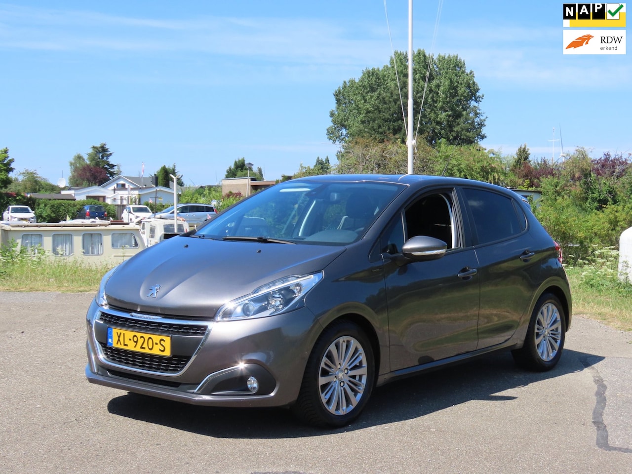 Peugeot 208 - 1.2 PureTech Signature *Carplay *Navi - AutoWereld.nl