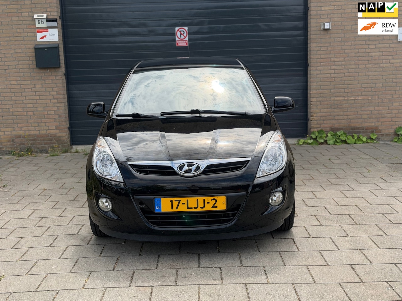 Hyundai i20 - 1.2i DynamicVersion Apk Airco Dealer onderhoud elektrische pakket Trekhaak - AutoWereld.nl