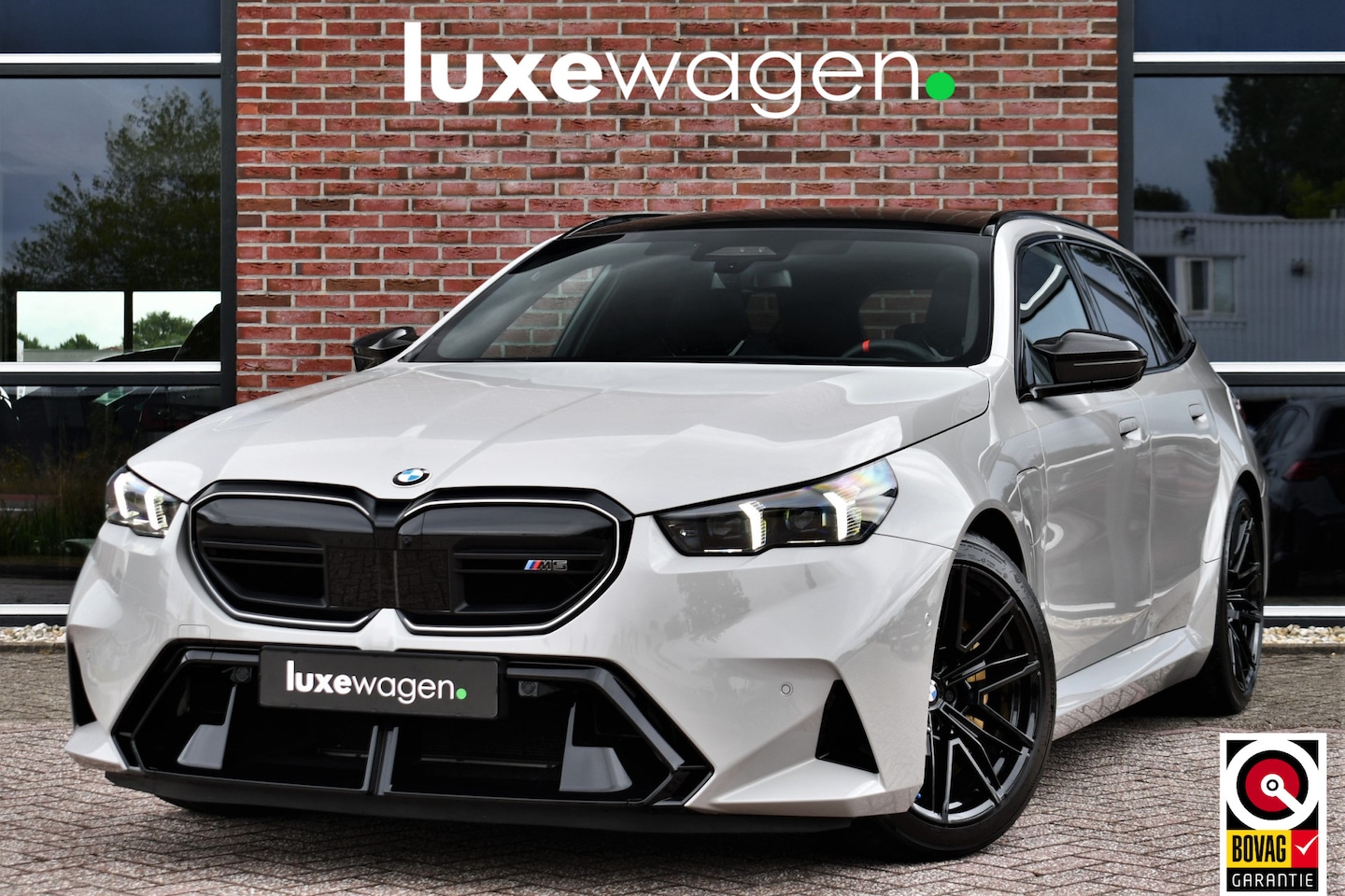BMW M5 - Touring | Chalk Individual | Ultimate Pack | Keramisch | Pano | Trekh | B&W | DA+ - AutoWereld.nl