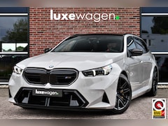 BMW M5 - Touring | Chalk Individual | Ultimate Pack | Keramisch | Pano | Trekh | B&W | DA+