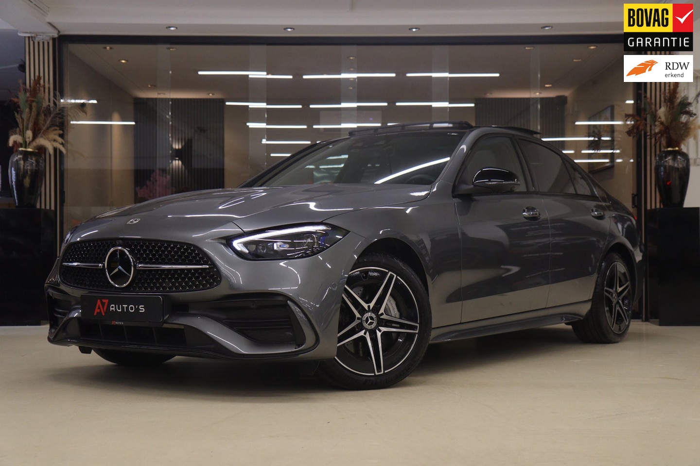 Mercedes-Benz C-klasse - 300 E AMG Line / PANO/HUD/360CAM/CARPLAY/MEM/ACC/BOMVOL - AutoWereld.nl