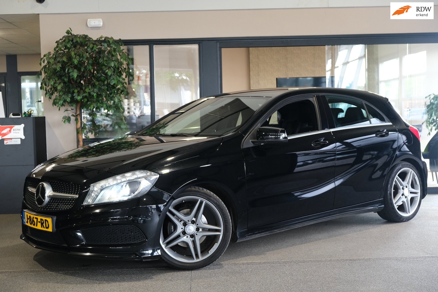 Mercedes-Benz A-klasse - 180 AMG Navi Pdc Led Leder Xenon Trekhaak - AutoWereld.nl