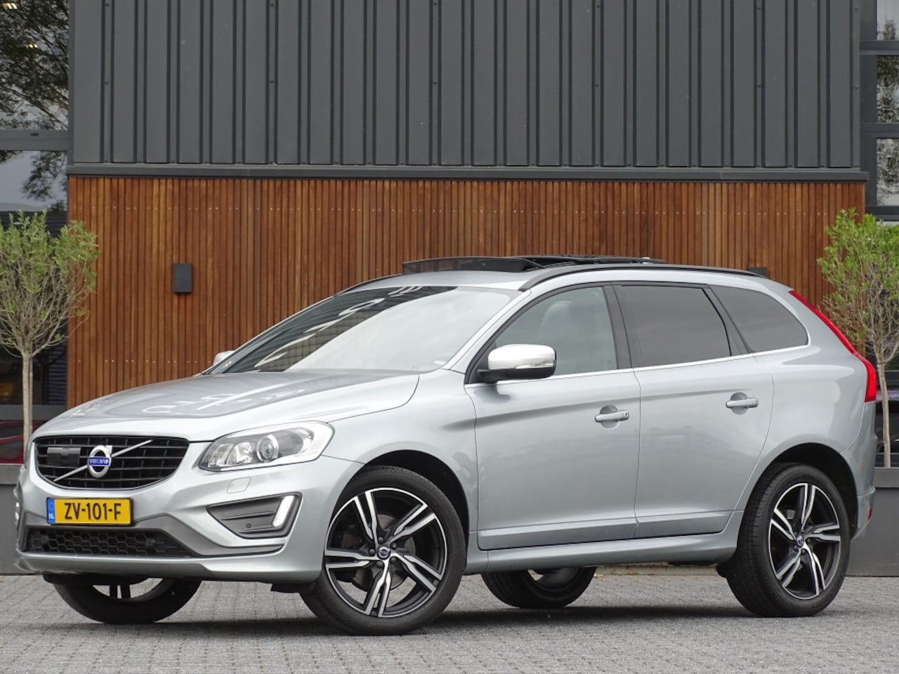 Volvo XC60 - 2.0 T5 FWD Polar+ 245PK / R-Design / LED - AutoWereld.nl