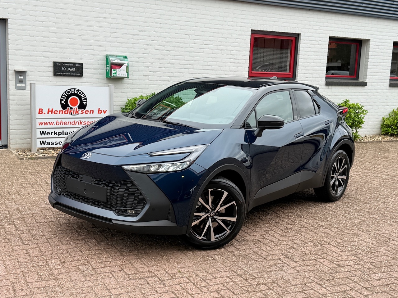 Toyota C-HR - 2.0 High Power PHEV 223pk CVT Dynamic/ Blauw met zwart dak/ Apple Carplay/ Keyless entry/ - AutoWereld.nl