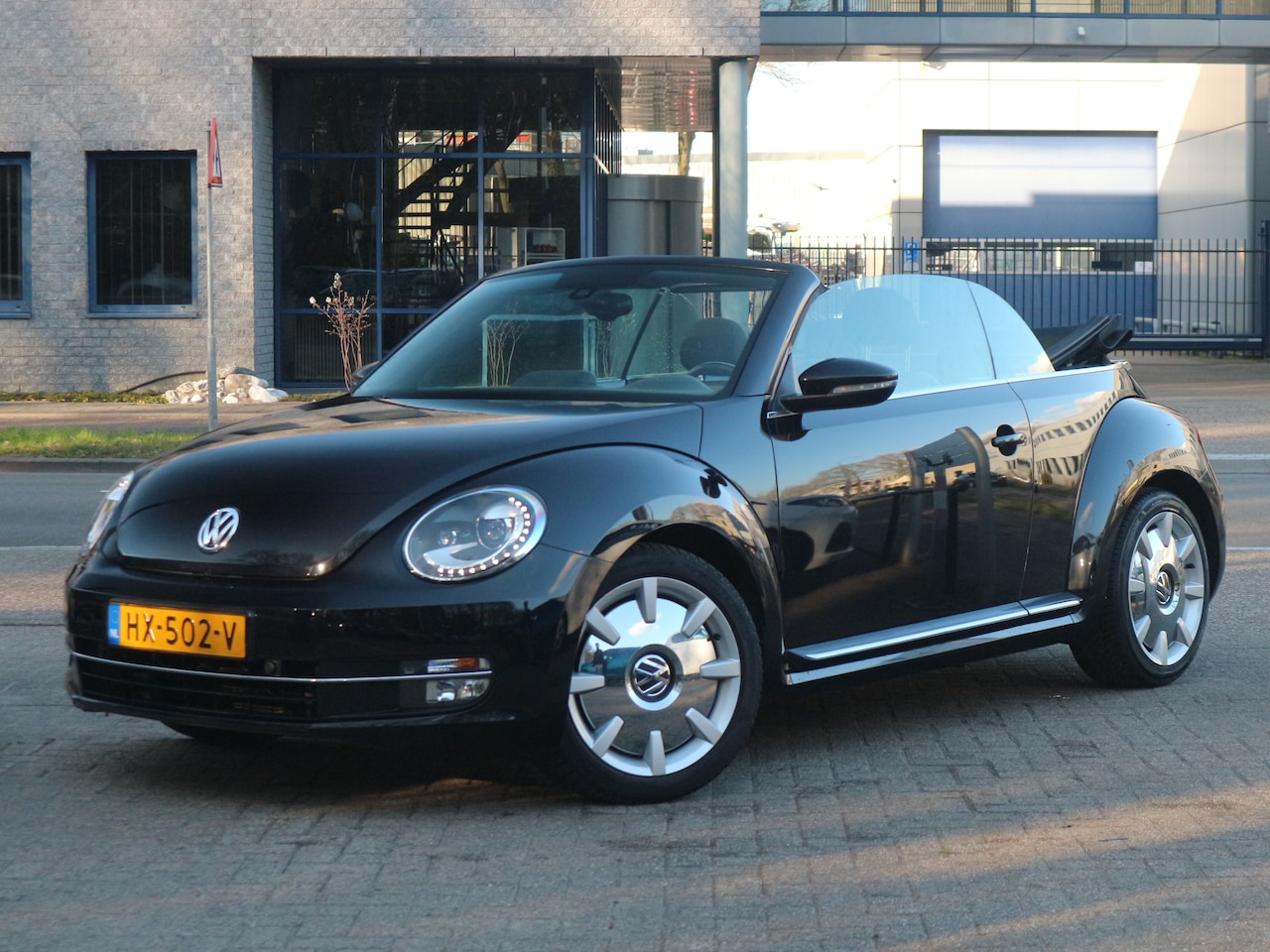 Volkswagen Beetle Cabriolet - 1.2 TSI Design BlueMotion Fender / Cabrio / Stoelverwarming / Navigatie - AutoWereld.nl