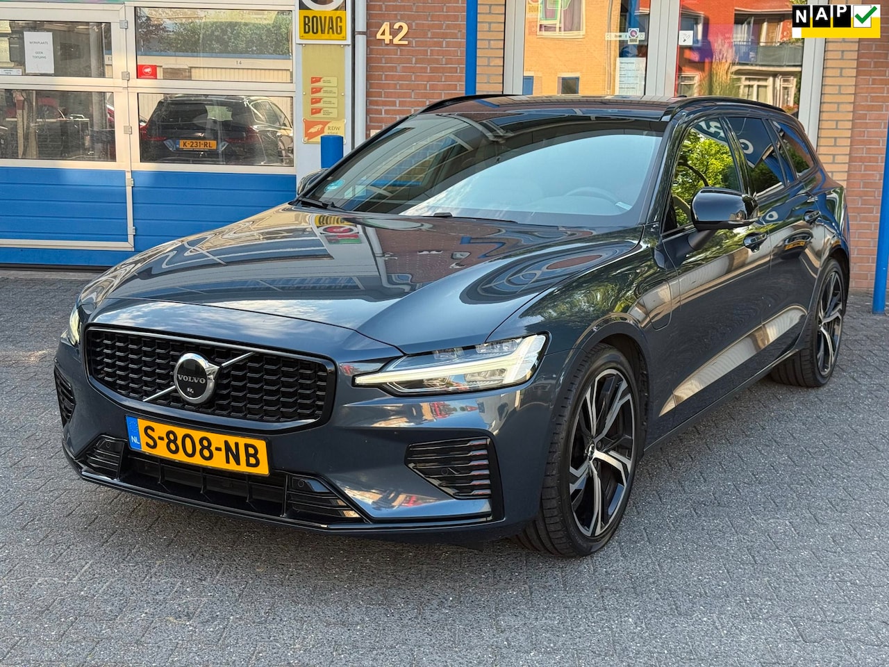 Volvo V60 - 2.0 T6 Plug-in hybrid AWD Plus Dark | Long Range| Trekhaak | Stoelverw. Voor + Achter| 360 - AutoWereld.nl