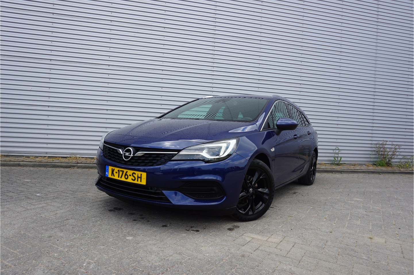 Opel Astra Sports Tourer - 1.2 Elegance Airco / Navi / Cruise / Camera / Parkeers. / Trekhaak / Lm velgen / NAP - AutoWereld.nl