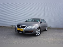 Volkswagen Passat - 2.0 FSI Trendline Airco / Cruise / Elektr. ramen / Trekhaak / Lm velgen / NAP