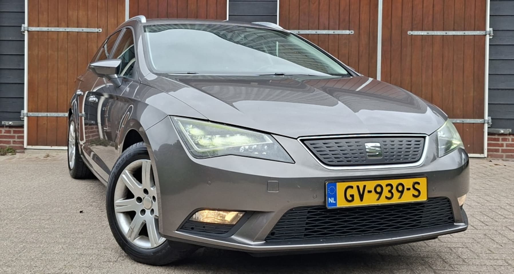 SEAT Leon ST - 1.0 EcoTSI Style Con | Trekhaak | Bluetooth | DAB | Camera | ISO fix - AutoWereld.nl